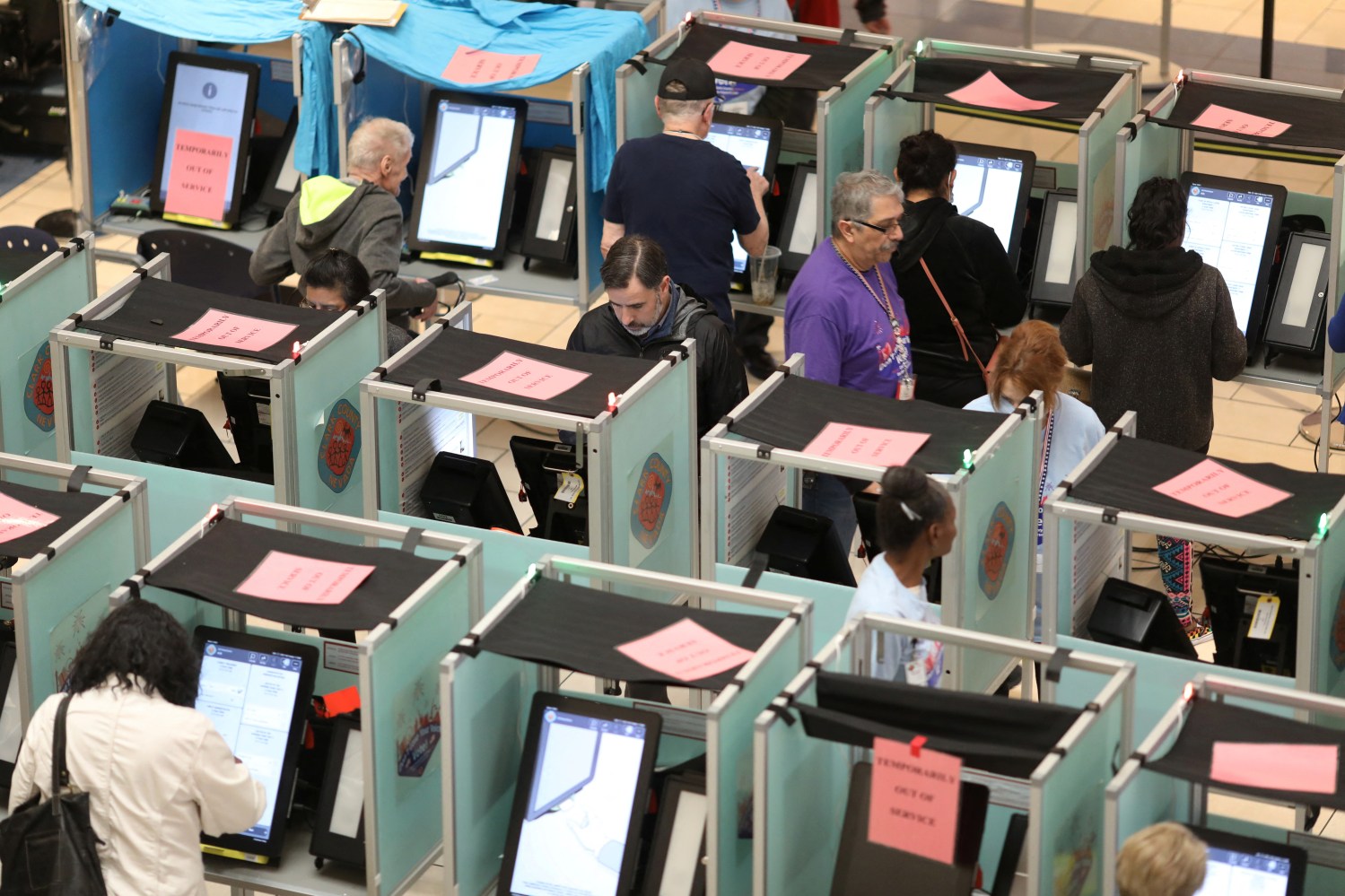 People cast their votes at Meadows Mall during election day for the midterm elections in Las Vegas, Nevada, U.S. November 8, 2022.  REUTERS/David Swanson
