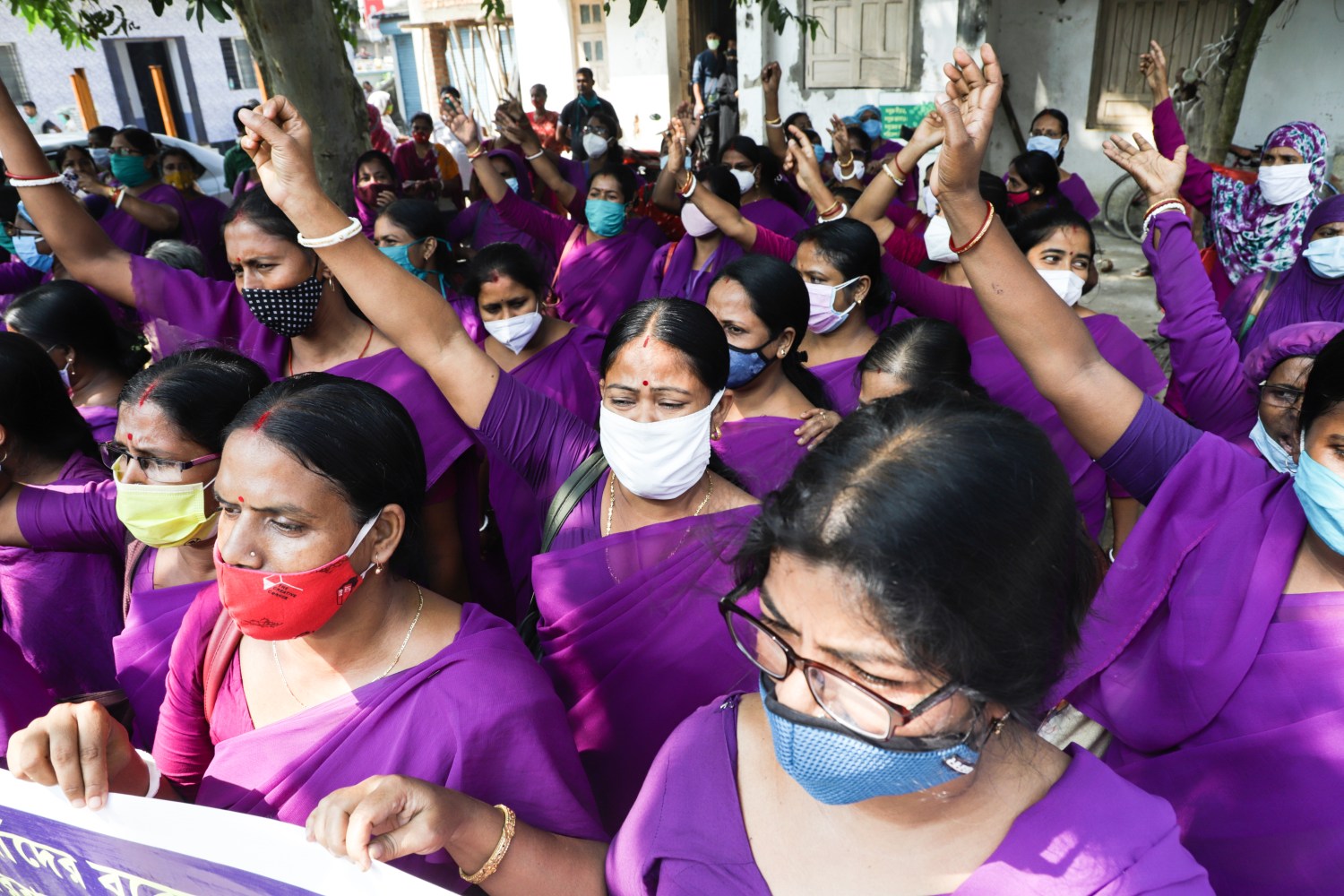 ASHA (Accredited Social Health Activist) workers seen wearing their uniforms, while chanting slogans during the protest against the West Bengal government over the non-payment of their salaries and other demands. (Photo by Jit Chattopadhyay / SOPA Images/Sipa USA)No Use Germany.