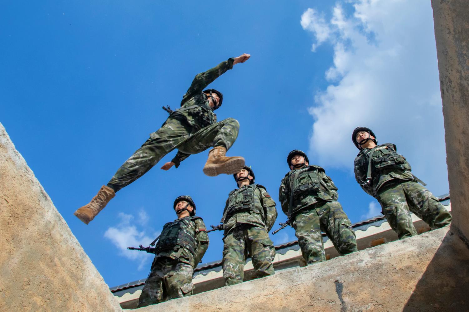 YULIN, CHINA - NOVEMBER 19, 2022 -Armed police officers conduct training in Yulin City, Guangxi Zhuang Autonomous region, China, Nov 19, 2022. (Photo by CFOTO/Sipa USA)No Use Germany.