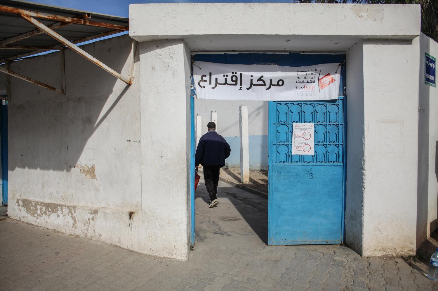 Tunisia, Ariana, 2022-12-17. A Tunisian elderly man arrives at a polling station to cast his vote during the first round of the parliamentary elections. Tunisians are to elect the new 161 members of the parliament officially called Assembly of People s Representatives (ARP). A second round will takes place in February or March 2023. Photograph by Chedly BEN IBRAHIM / Hans Lucas. Tunisie, Ariana, 2022-12-17. Une femme agee tunisienne arrive dans un bureau de vote pour voter lors du premier tour des elections legislatives. Les Tunisiens doivent elire les 161 nouveaux membres du Parlement, officiellement appele Assemblee des representants du peuple (ARP). Un second tour aura lieu en fevrier ou mars 2023. Photographie de Chedly BEN IBRAHIM / Hans Lucas.