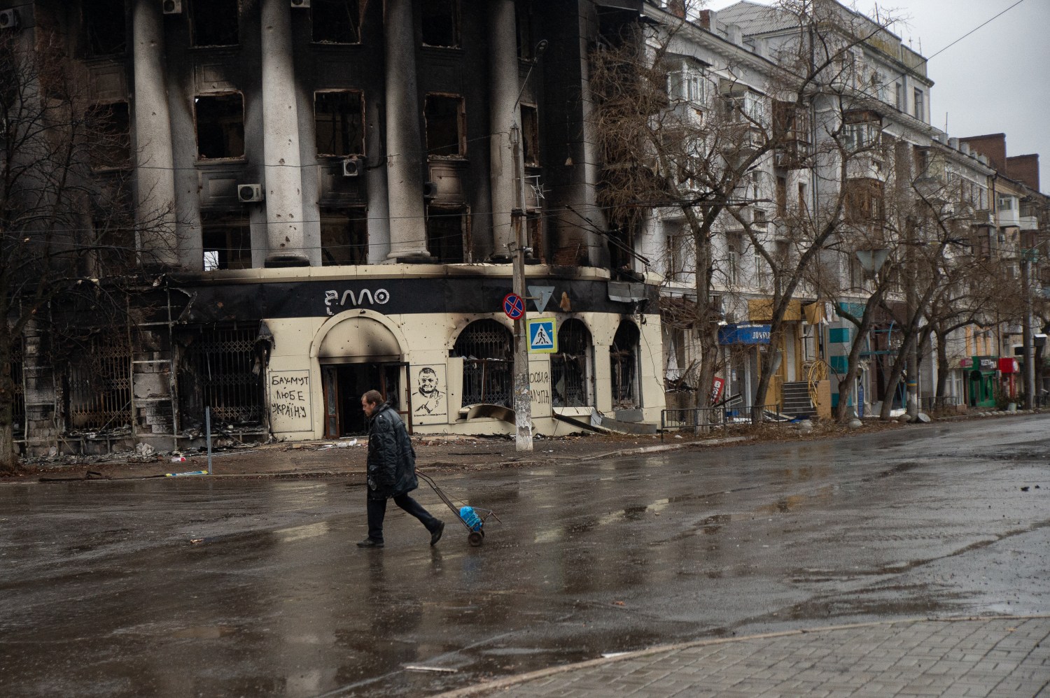 A resident of Bahkmut walks past a destroyed building in the city center. (Photo by Madeleine Kelly / SOPA Images/Sipa USA)No Use Germany.