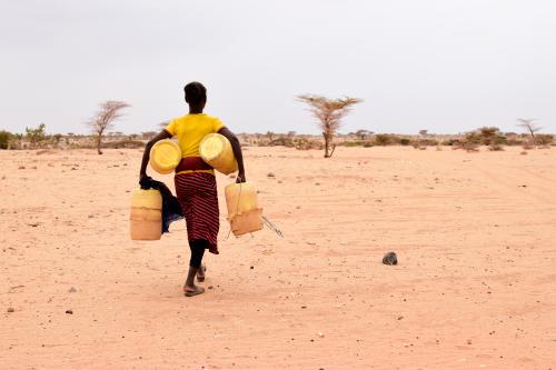 Kenya, Marsabit, 2022-08-02. A young girl carries yellow water jerry cans, a symbol of the hours spent searching for water in the area. Report in northern Kenya where the drought is only getting worse. Photography by Claudia Lacave / Hans Lucas. Kenya, Marsabit, 2022-08-02. Une jeune fille porte des jerricanes d eau jaunes, un symbole des heures passees a la recherche d eau dans la region. Reportage dans le nord du Kenya ou la secheresse ne fait que s aggraver. Photographie par Claudia Lacave / Hans Lucas.