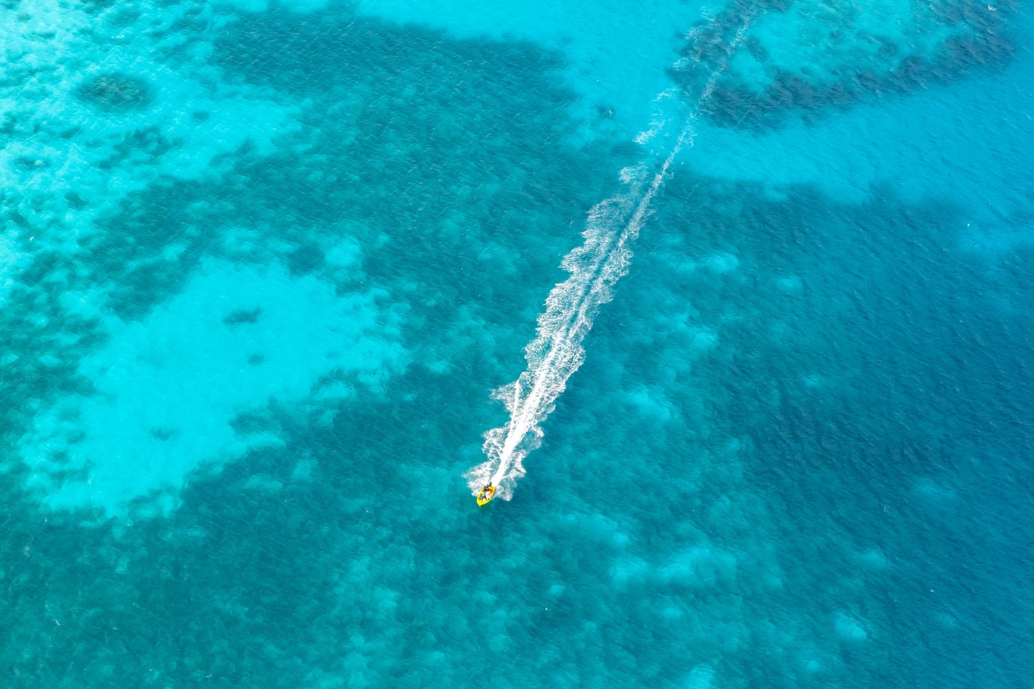 Seychellen Boot Hintergrund Wasser Meer Textfreiraum Copyspace Ozean aerial Luftbild Vogelperspektive *** Seychelles boat background water sea text free space copyspace ocean aerial birds eye view 1084204273 No Use Switzerland. No Use Germany. No Use Japan. No Use Austria