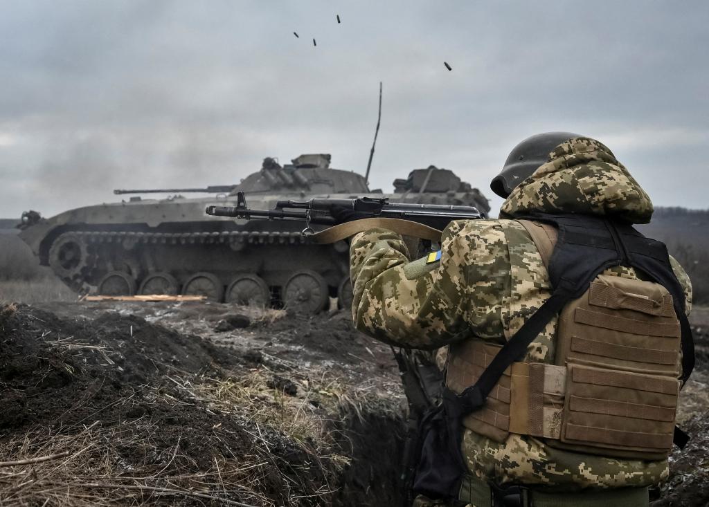 A Ukrainian service member fires an AK-74 assault rifle during offensive and assault drills, amid Russia's attack on Ukraine, in Zaporizhzhia Region, Ukraine January 23, 2023. REUTERS/Stringer