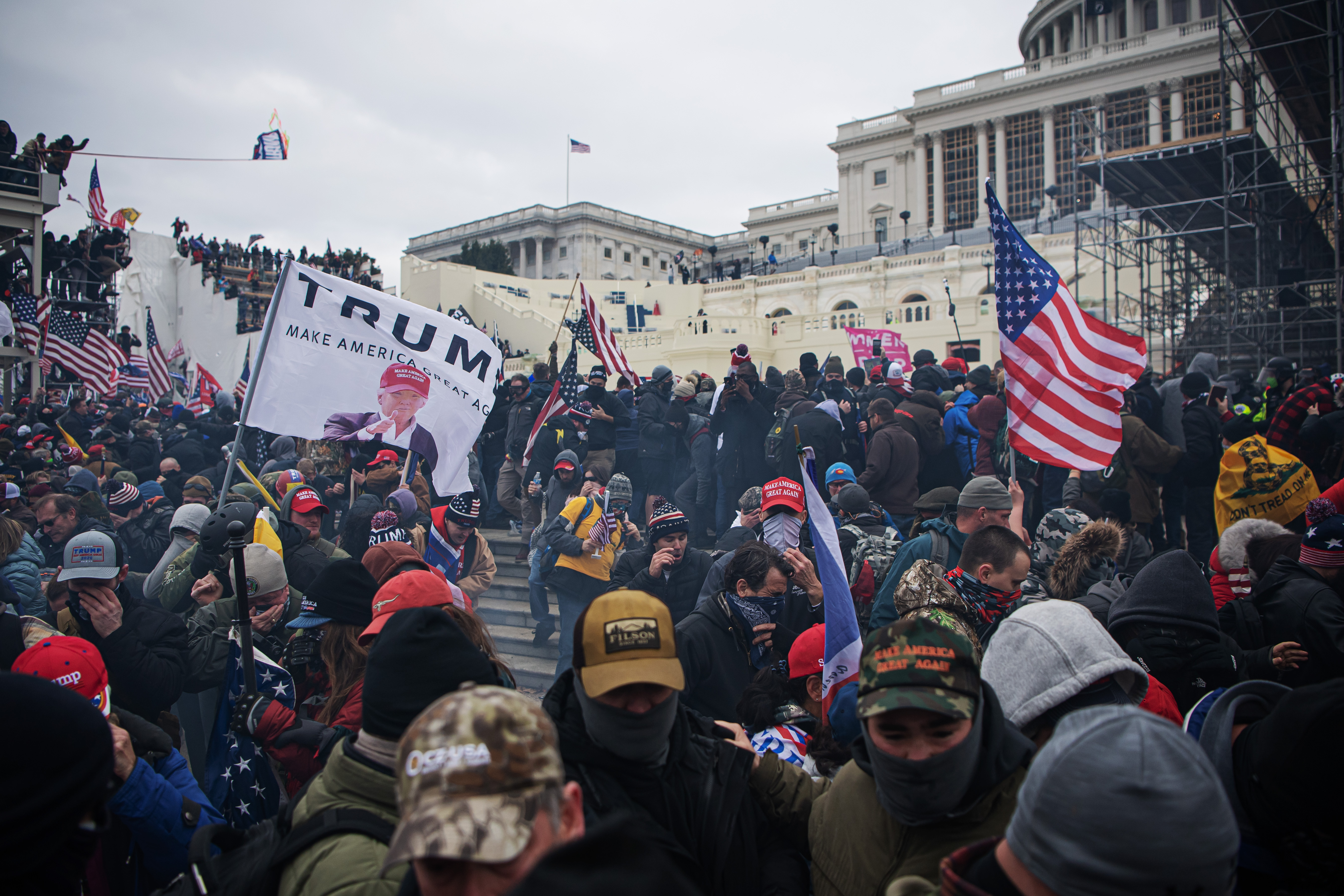210106 People run away from tear gas as pro-Trump supporters storm the United States Capitol Building after a March to Save America Rally on January 6, 2021 in Washington, DC, USA. Photo: Joel Marklund / BILDBYRÅN / kod JM / JM0057 bbeng politik politics riot upplopp No Use Sweden. No Use Norway. No Use Austria.
