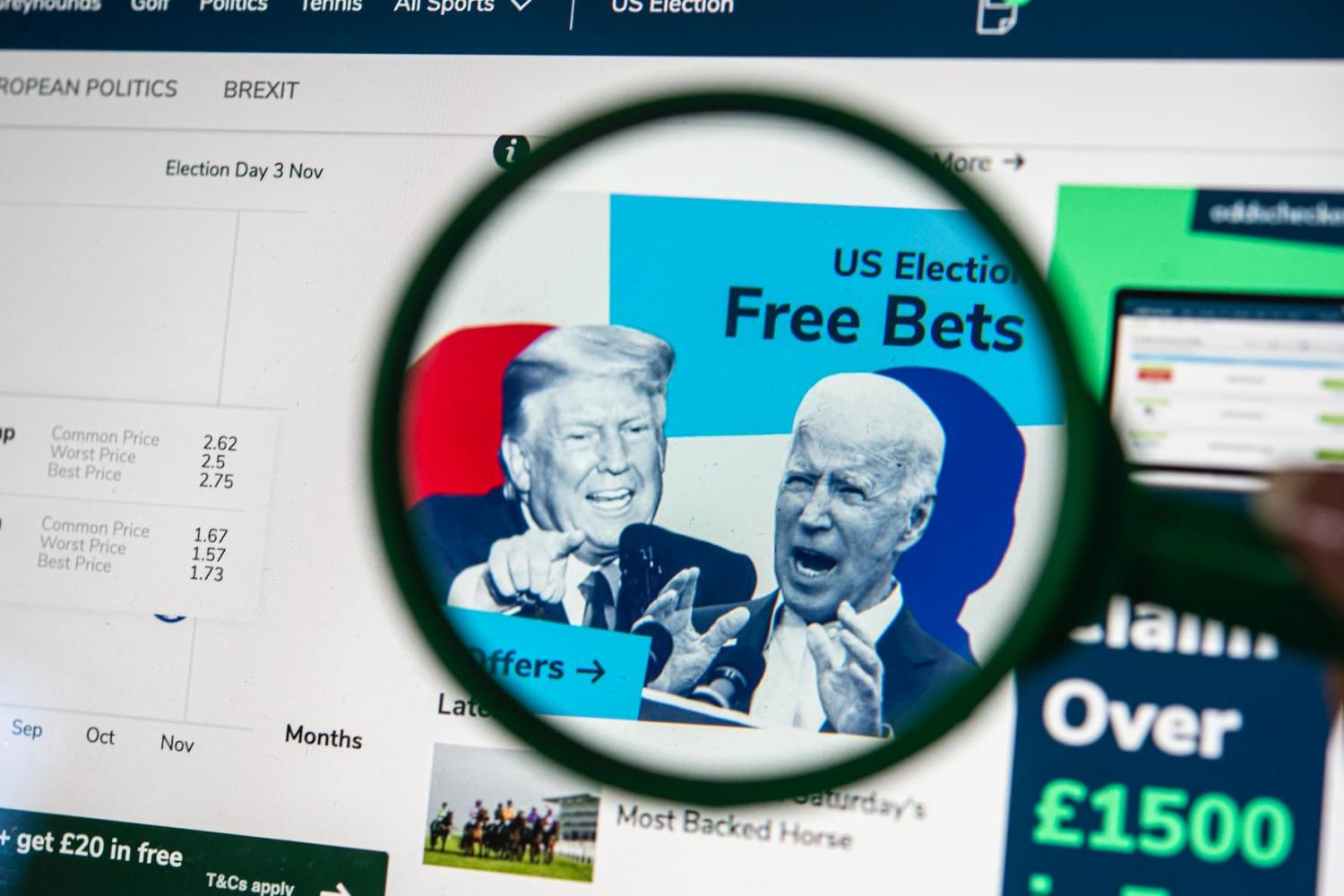 Candidates Donald Trump and Joe Biden's chances of winning the U.S. presidency vary among bookmakers as Election Day approaches. British bookmakers estimate that more than a billion dollars has already been bet in the US election around the world, even before election day. Paris, France - 2020/11/02 - Photo by Joao Luiz Bulcao / Hans Lucas. Les chances des candidats Donald Trump et Joe Biden de remporter la presidence americaine varient selon les bookmakers a l approche du jour des elections. Les bookmakers britanniques estiment que plus d un milliard de dollars a deja ete parie sur l election americaine dans le monde entier, avant meme le jour du scrutin. Paris, France - 2020/11/02 - Photo par Joao Luiz Bulcao / Hans Lucas.