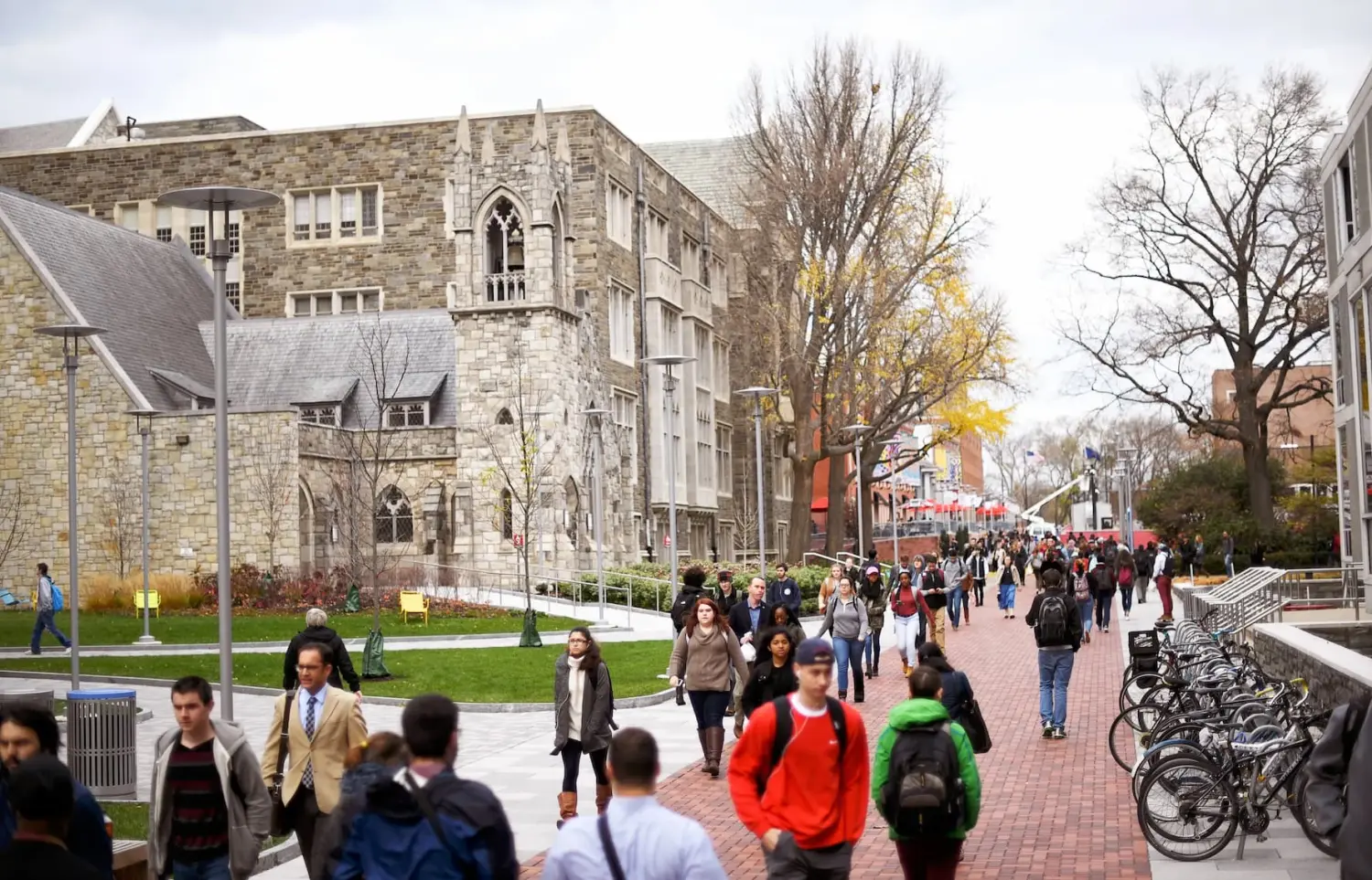 Students walk through the campus of Temple University, which has an enrollment of more than a 38,000 and offers 464 academic degree programs, in Philadelphia, Pennsylvania, U.S. on December 1, 2016. To match Special Report COLLEGE-CHARITIES/ REUTERS/Mark Makela