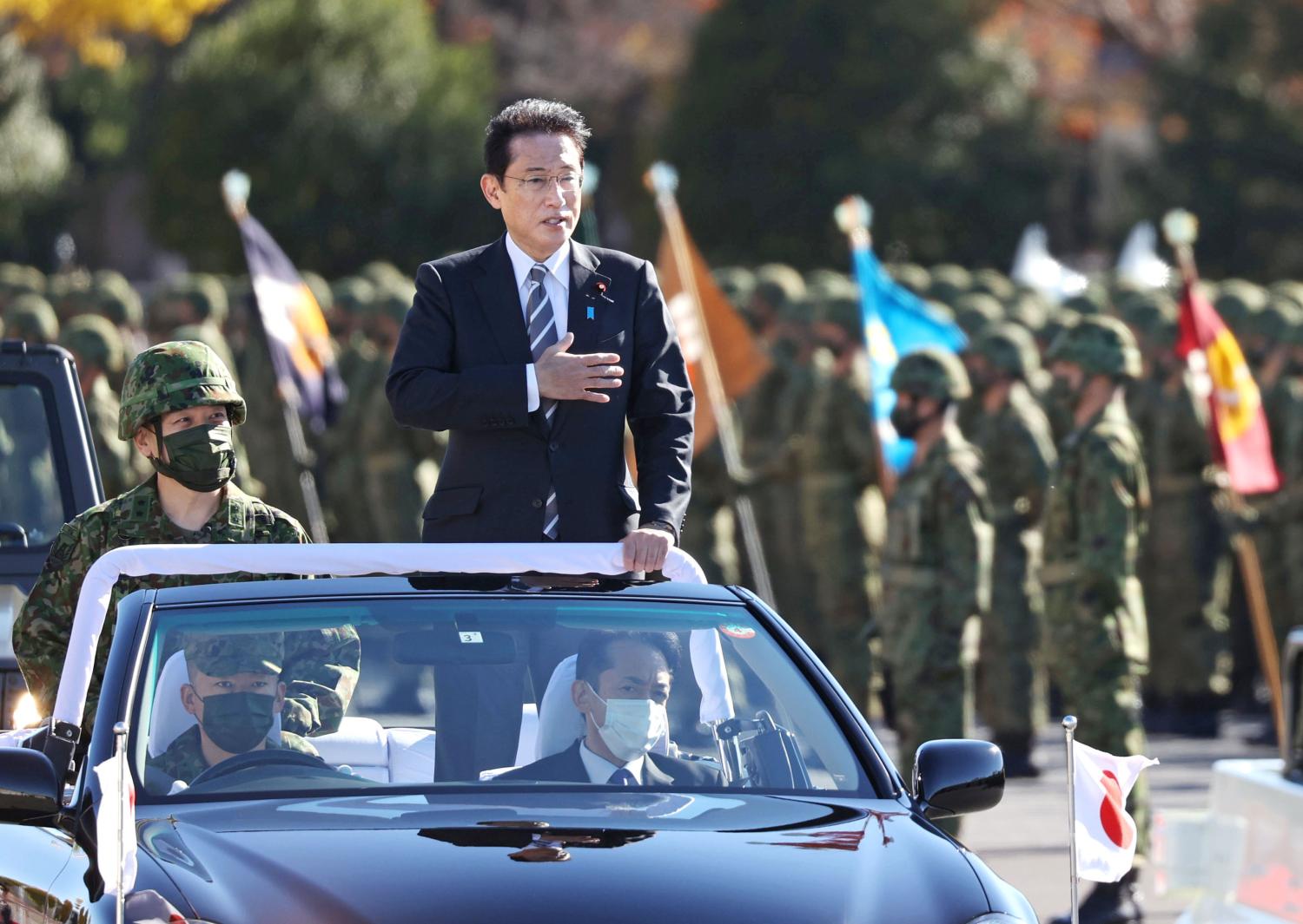 Japanese Prime Minister Fumio Kishida (2nd from L) visits the Ground Self-Defense Force's Asaka base straddling Tokyo and Saitama Prefecture on Nov. 27, 2021. (Pool photo) (Kyodo)==KyodoNO USE JAPAN