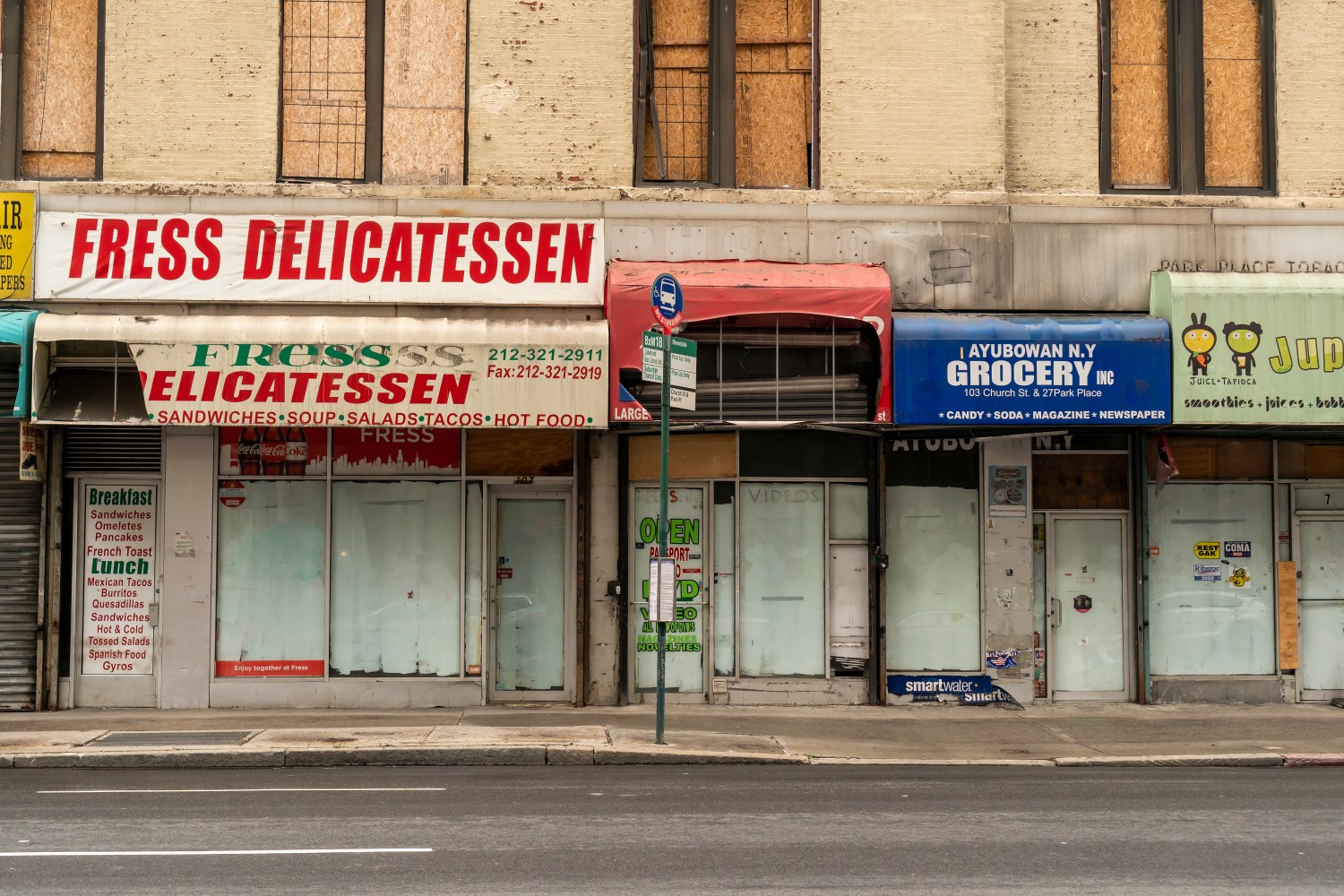 New York NY/USA-August 13, 2020 Vacant storefronts, slated for development, in Lower Manhattan in New York Photo: Shutterstock