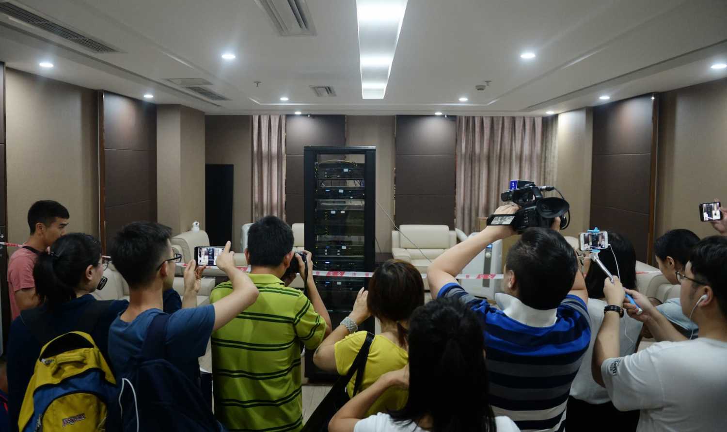The artificial intelligence robot, AI-MATHS, developed by Chengdu Zhunxingyunxue Technology, which takes part in the math test during the 2017 National College Entrance Exam, also known as Gaokao, is pictured in Chengdu city, southwest China's Sichuan province, 7 June 2017. A robot sat for the math test during China's national college entrance exam in the southwestern city of Chengdu on Wednesday (7 June 2017). The robot, AI-MATHS, consisting of 11 servers, was developed by Chengdu Zhunxingyunxue Technology. It completed two versions of the exam's math test on Wednesday afternoon. There are several versions of the tests in different regions of China. The robot finished the Beijing test paper in 22 minutes, scoring 105 points out of 150 points, without Internet support. It scored 100 points on another version of the test. "It would take two hours for a human to finish the test. I hope next year it can improve its performance on logical reasoning and computer algorithms and score over 130," said Lin Hui, company CEO. In February, the robot scored 93 on one math test, slightly higher than the passing grade of 90. The company participated in a project of China's Ministry of Science and Technology, which plans to develop gaokao robots. Under the plan, by 2020, AI robots will be smart enough to gain admission to leading universities such as Peking University and Tsinghua University through the entrance exam.No Use China. No Use France.