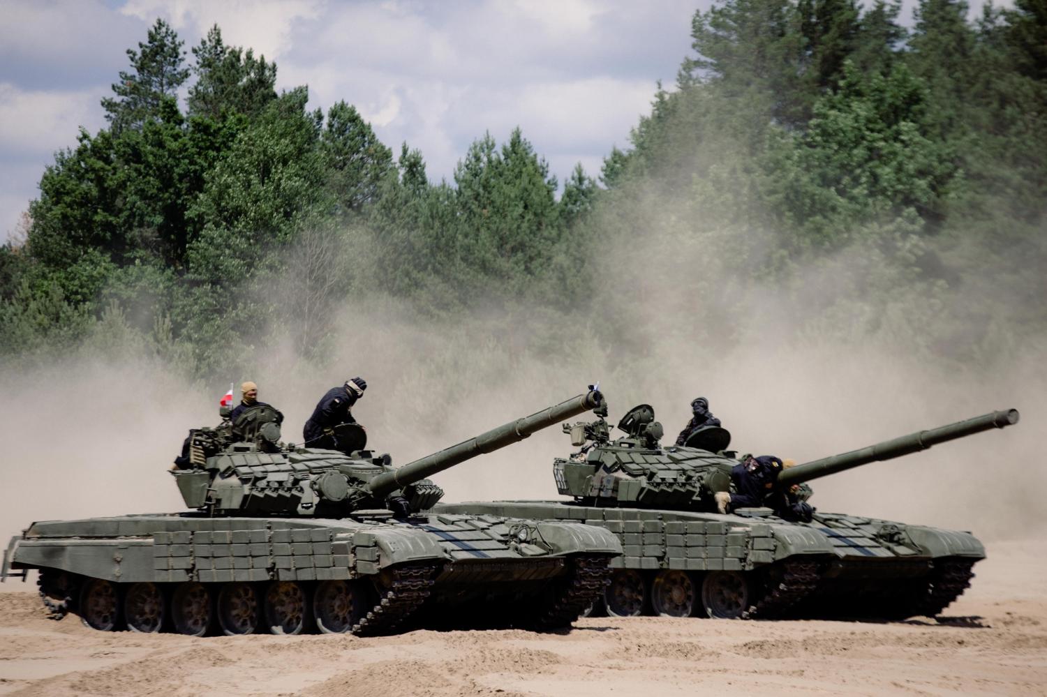 Ukraine soldiers receive tanks aided by Poland and the Czech Republic. In addition to Piorun MANPADS , UAV Warmate , ammunition and shells, Poland transfers heavy weapons to Ukraine , becoming the largest after the United States donor to the Armed Forces of Ukraine.