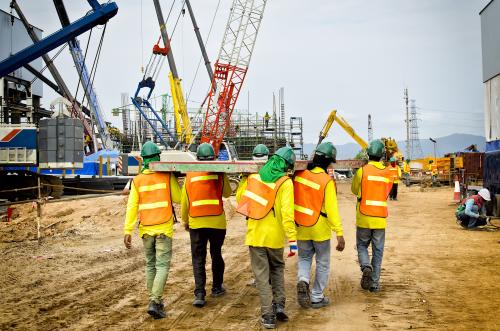 Construction workers are bearing wood, to be unity Photo: Shutterstock