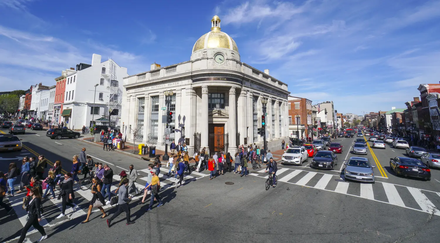 Street corner in Georgetown - a popular and busy district in Washington - WASHINGTON DC / COLUMBIA - APRIL 7, 2017 Photo: Shutterstock 4kclips