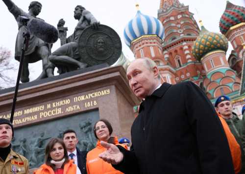 Russian President Vladimir Putin speaks with members of public associations, youth and volunteer organizations during a flower-laying ceremony at the monument to Kuzma Minin and Dmitry Pozharsky while marking Russia's Day of National Unity in Red Square in central Moscow, Russia November 4, 2022. Sputnik/Mikhail Metzel/Pool via REUTERS ATTENTION EDITORS - THIS IMAGE WAS PROVIDED BY A THIRD PARTY.
