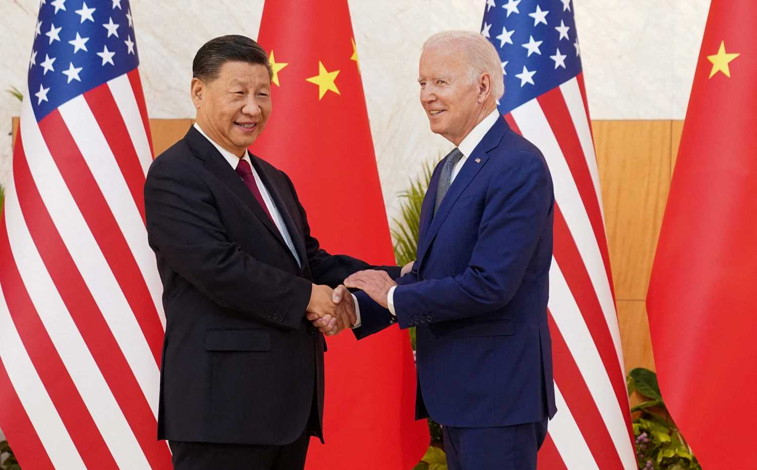 U.S. President Joe Biden shakes hands with Chinese President Xi Jinping as they meet on the sidelines of the G20 leaders' summit in Bali, Indonesia, November 14, 2022.  REUTERS/Kevin Lamarque