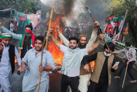 Pakistan'ın her zaman sorunlu demokrasisi bir kez daha eşiğinde