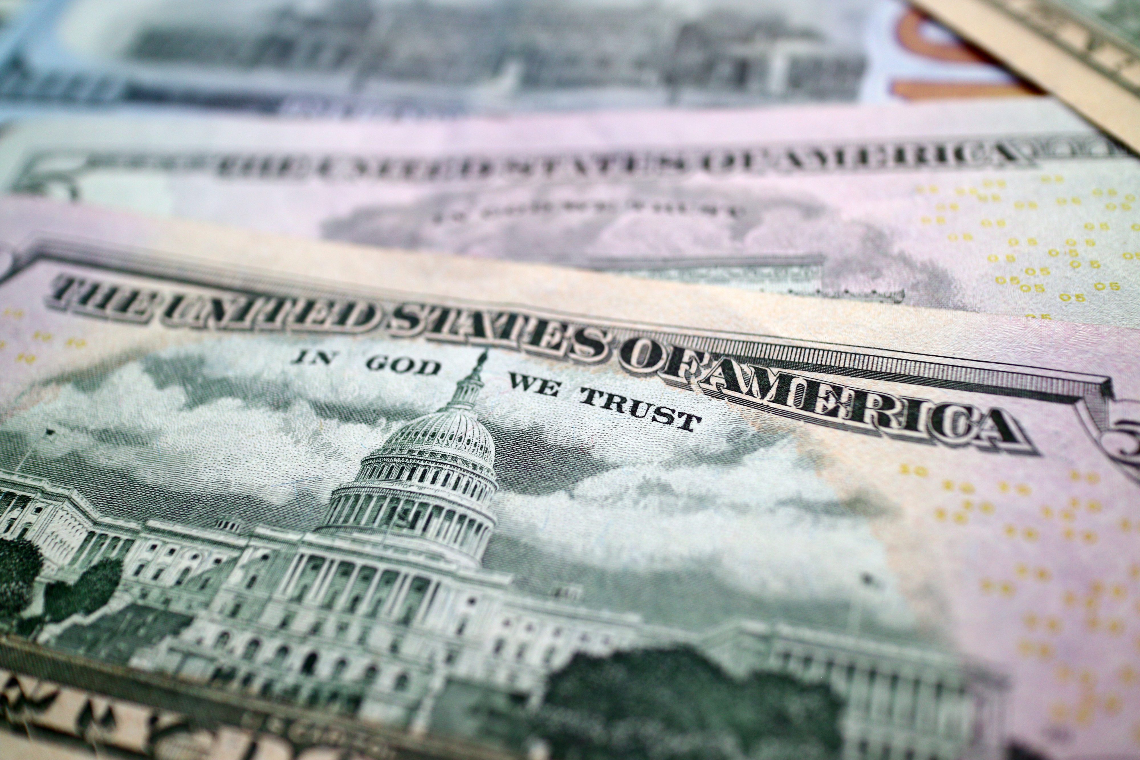 美国债务削减策略中'隐性违约'论点及反驳观点分析