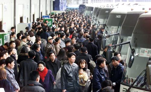 Thousands of South Koreans wait to board buses at an express bus terminal in Seoul February 3. Almost half of the South Korean population of over 40 million will visit their hometowns during the lunar New Years' holidays which begin February 4. LJW/PB