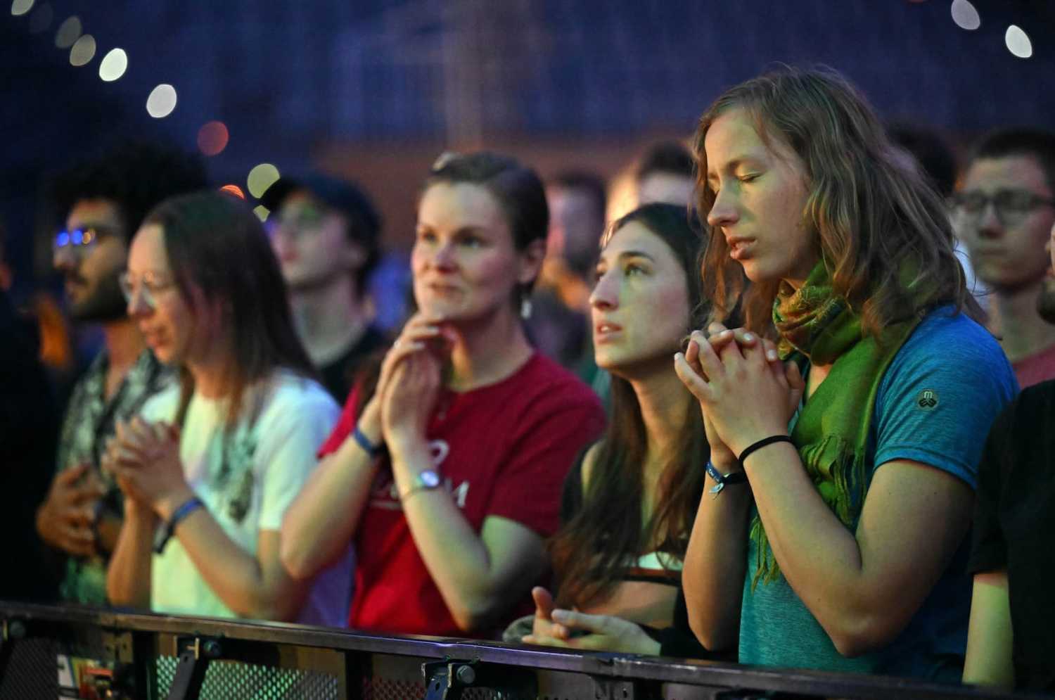 Participants from Fulda are among the several thousand visitors to the opening event of "Christival22" at the Erfurt trade fair center. Up to 13,000 young Christians from all over Germany are expected to attend the Christian youth meeting "Christival22" in Erfurt. The Christival runs until May 29 with more than 500 exhibitors and events, mostly at the Erfurt exhibition center. The program of the meeting, which is held every six years, includes church services, discussion rounds, concerts, workshops and creative offerings. The "Christival" is backed by the Evangelical Alliance of Free Churches, the Evangelical Church in Central Germany (EKM) and the Association of Christian Churches (ACK).
