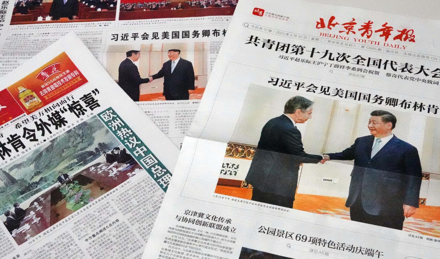 A photo shows Chinese newspapers reporting on meeting between U.S. Secretary of State Antony John Blinken and Chinese President Xi Jinping in Beijing, China on June 20, 2023.( The Yomiuri Shimbun )