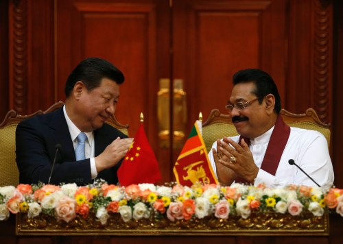 Chinese President Xi Jinping (L) and Sri Lanka's President Mahinda Rajapaksa applaud each other during their bilateral meeting at the Presidential Secretariat in Colombo September 16, 2014. REUTERS/Dinuka Liyanawatte (SRI LANKA - Tags: POLITICS)
