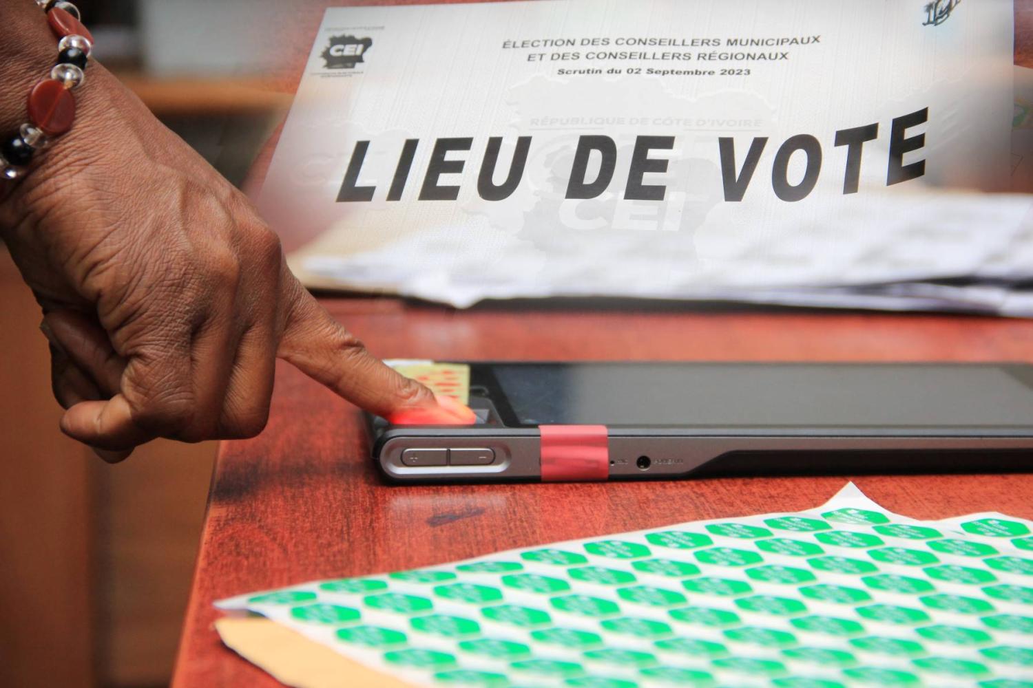 A citizen registers their vote. (Photo credit: Doumbia Moussa / Shutterstock)