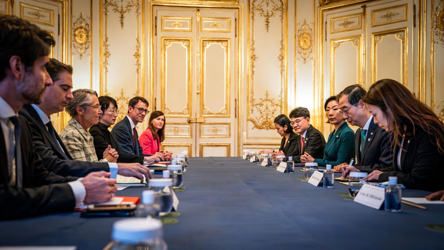 A meeting between the French prime minister and the prime minister of the Republic of Korea at the Hôtel Matignon.