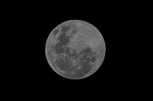 Full moon is seen on the night of this Sunday (24), in Recife (PE).