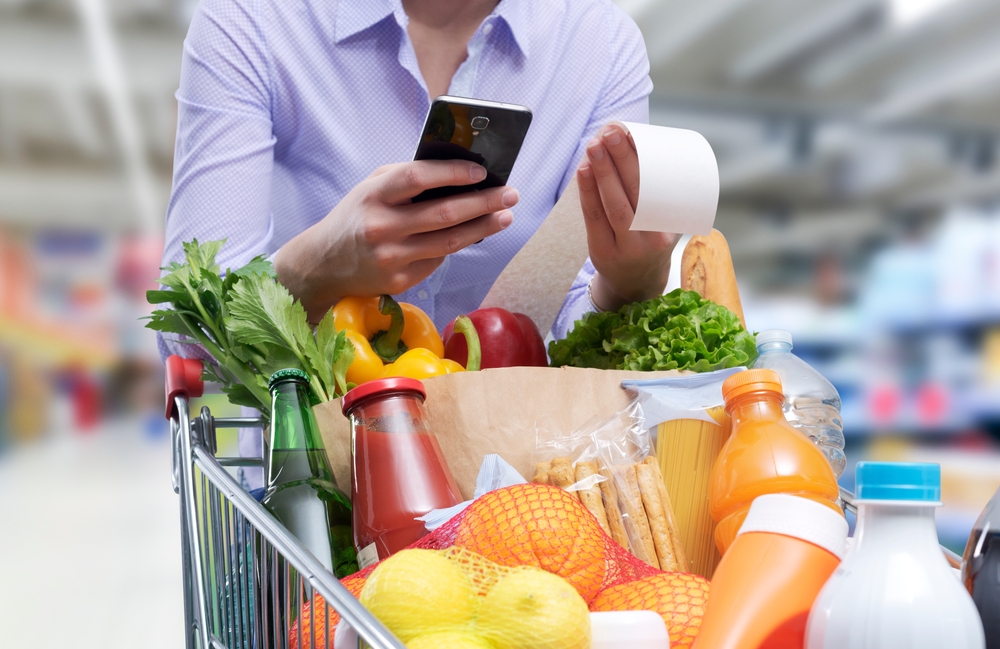 Woman,Checking,The,Grocery,Receipt,Using,Her,Smartphone