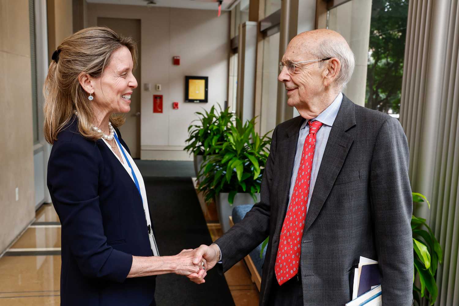 Director of the Initiative on Improving Interbranch Relations and Government, Katie Dunn Tenpas and retired U.S. Supreme Court Justice Stephen Breyer shake hands at the Initiative’s launch event.