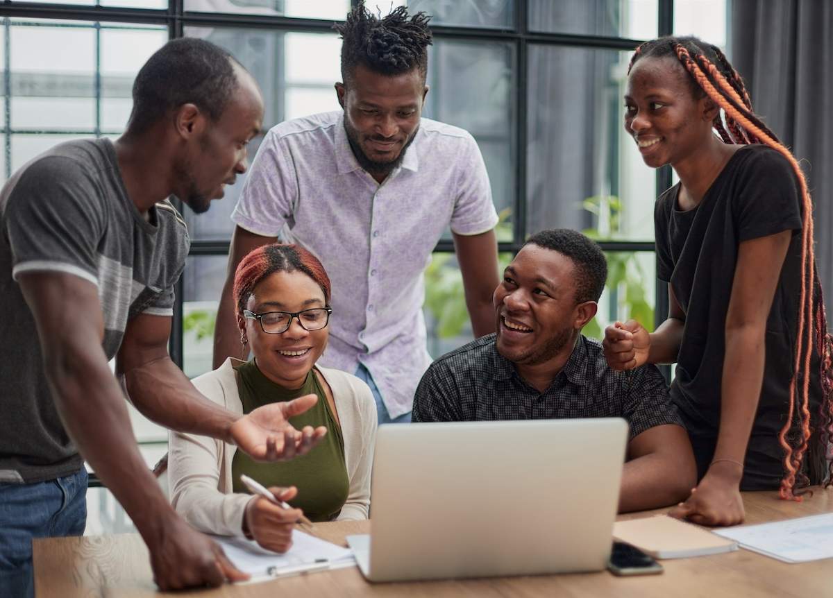 Équipe digitale noire et métisse en réunion créative