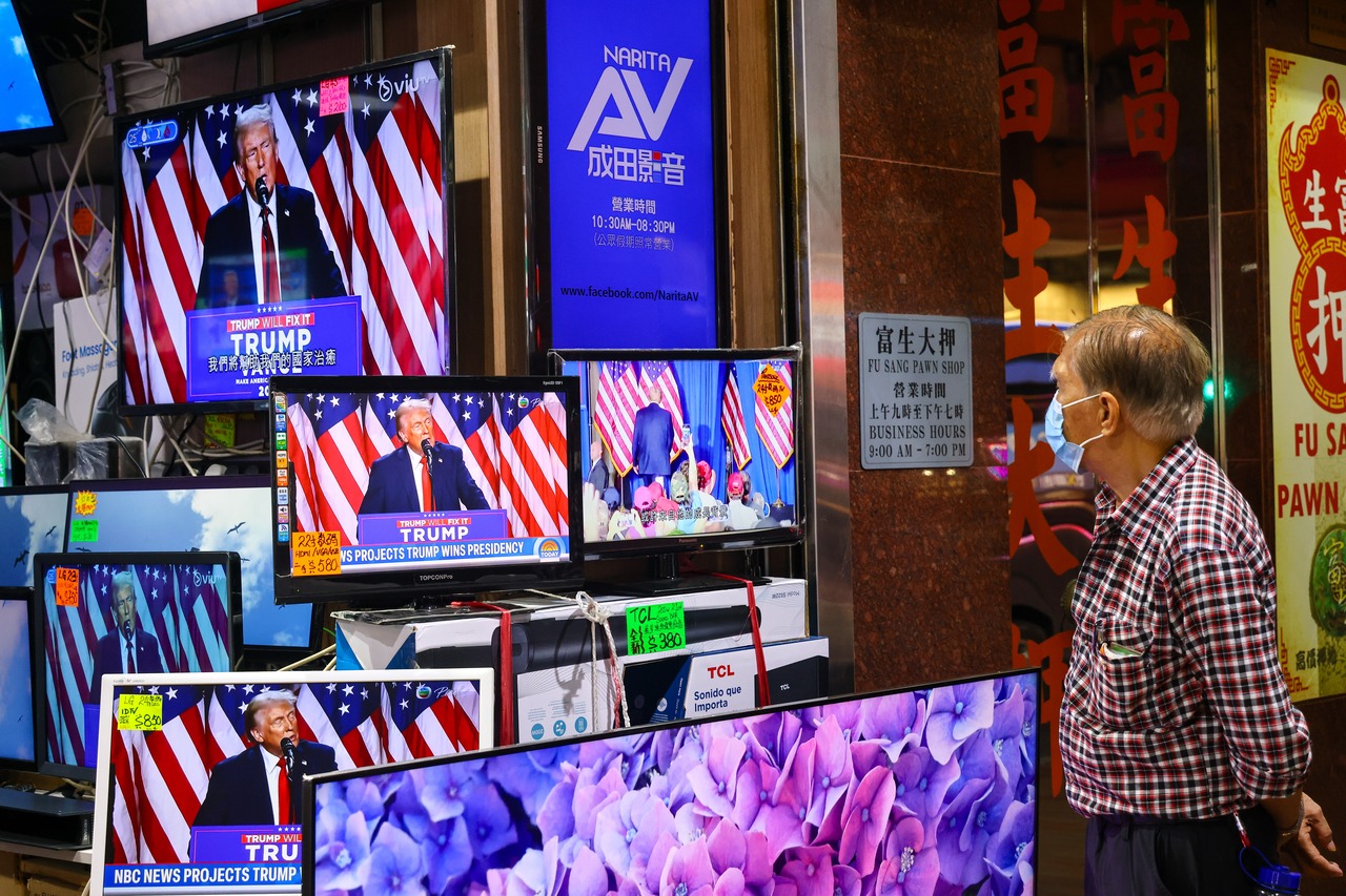 News of the Donald Trump's winning the US presidential election is broadcasted on TV screen in a shop in Sham Shui Po.