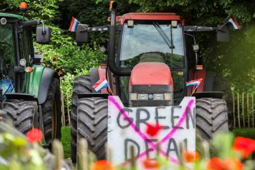 More than 500 tractors (police figures) and over a thousand participants from all over Europe gathered today at the Heysel stadium in the Belgian capital, in response to a call from the Farmers Defense Force movement. The demonstration was generally aimed at denouncing European provisions and regulations concerning farms (pesticides, set-asides, nitrogen, etc.).