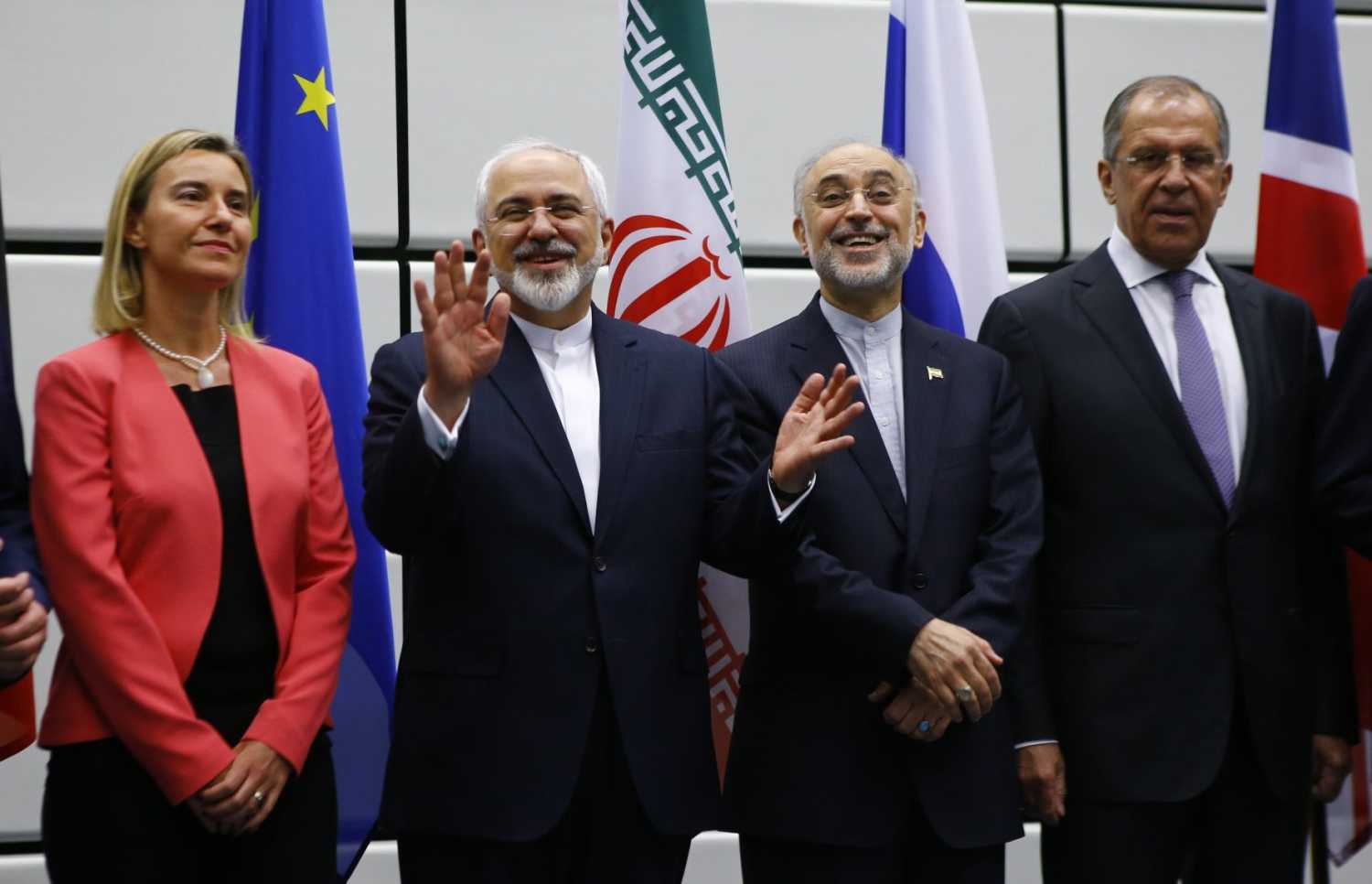 Iranian Foreign Minister Mohammad Javad Zarif (2nd L) gestures next to High Representative of the European Union for Foreign Affairs and Security Policy Federica Mogherini (L), Iranian ambassador to IAEA Ali Akbar Salehi (2nd R) and Russian Foreign Minister Sergey Lavrov (R) as they pose for a family photo in Vienna, Austria 14 July, 2015.
