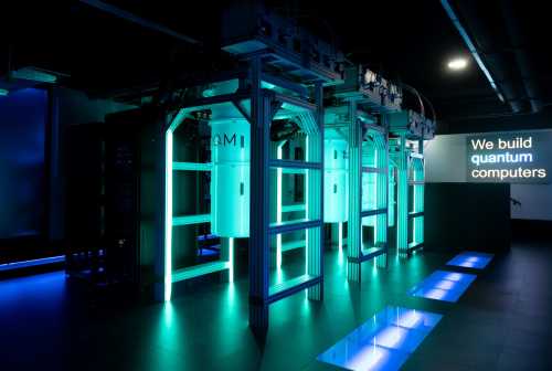Quantum computers from the start-up IQM Germany are located in a data center.
