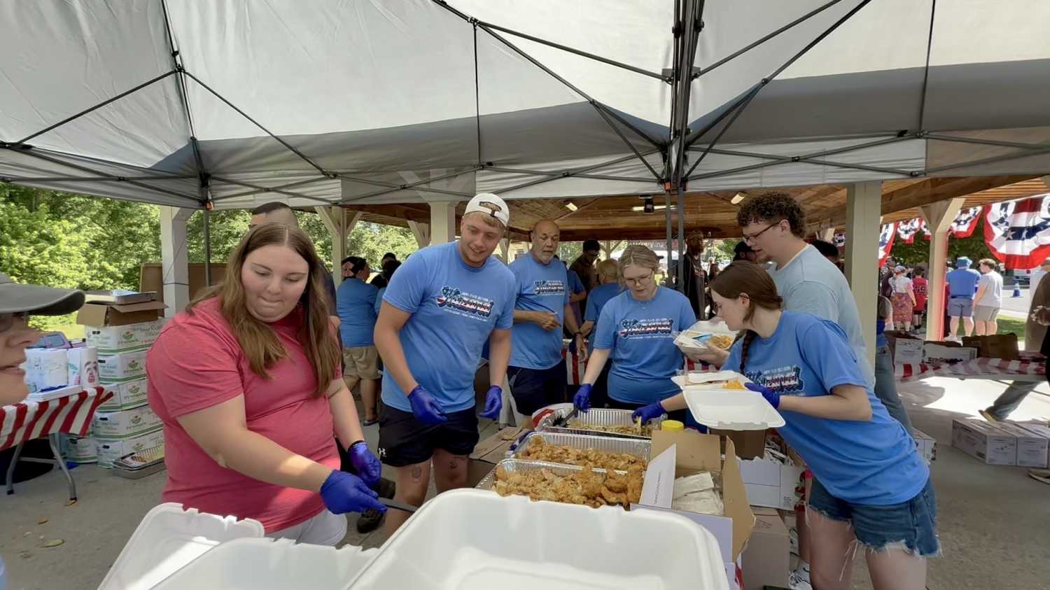Civic Fellows and others serve food at July 4th picnic. L-R: Kailey Pennington, Kennedy Caudill, Mayor Mobelini, Moriah Musick. (Photo by Molly Born)