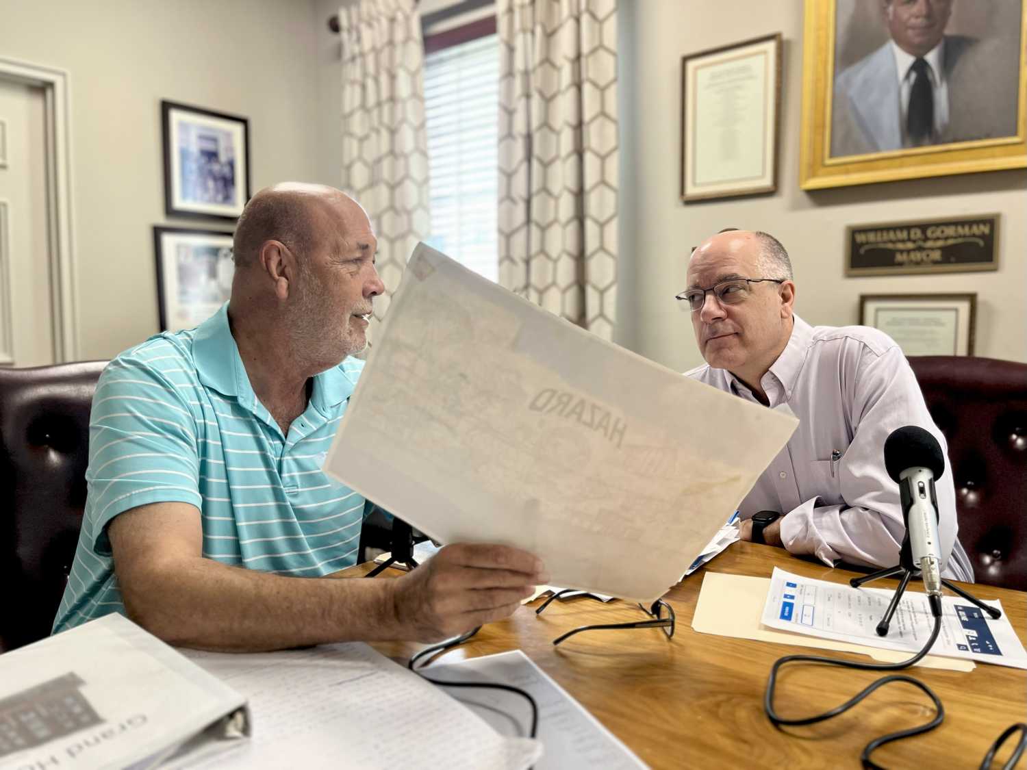 Hazard, Kentucky, Mayor Donald "Happy" Mobelini (l) with host Tony Pipa. (Photo by Molly Born)