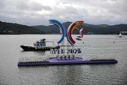 A boat from Sea Special Attack Team (SSAT) patrols on the Bomun lake near the venue for 2025 Asia-Pacific Economic Cooperation leaders' summit in Gyeongju, South Korea, October 20, 2025.
