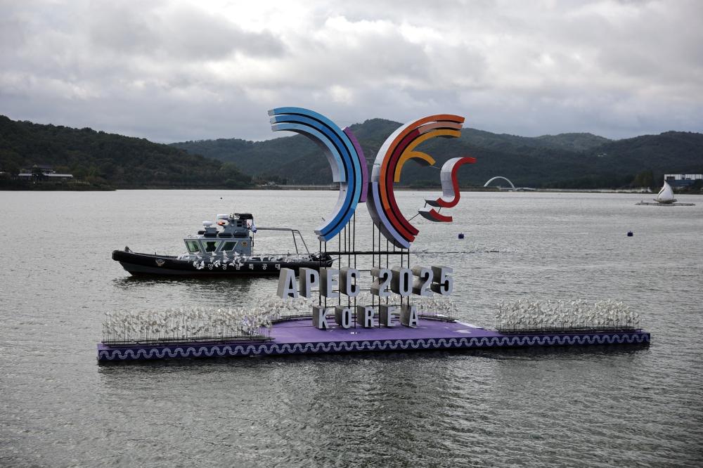 A boat from Sea Special Attack Team (SSAT) patrols on the Bomun lake near the venue for 2025 Asia-Pacific Economic Cooperation leaders' summit in Gyeongju, South Korea, October 20, 2025.