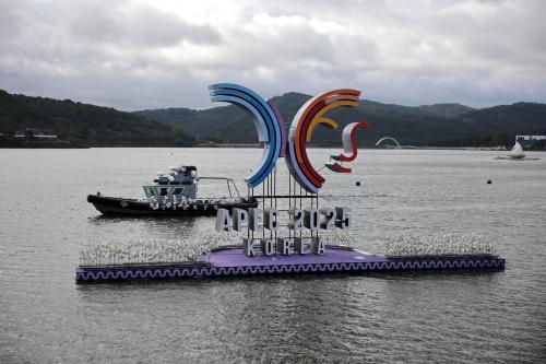 A boat from Sea Special Attack Team (SSAT) patrols on the Bomun lake near the venue for 2025 Asia-Pacific Economic Cooperation leaders' summit in Gyeongju, South Korea, October 20, 2025.