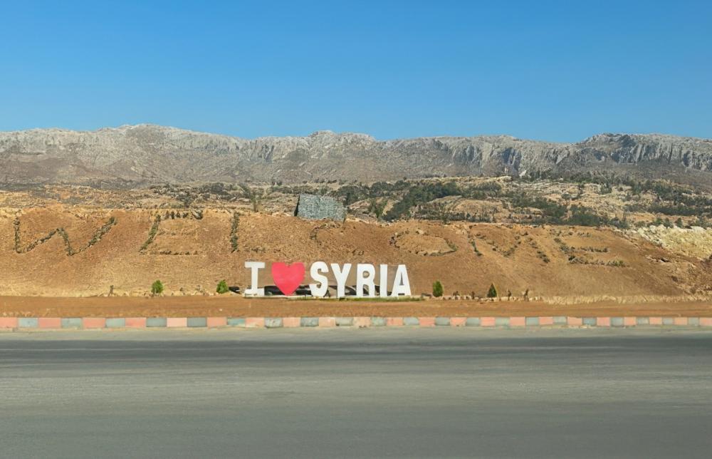 Photo showing "I [heart] Syria" sign along the road in Syria