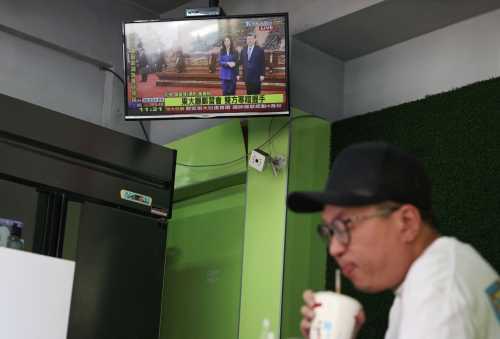A television shows the meeting between Kuomintang (KMT) chairwoman Cheng Li-wun and Chinese President Xi Jinping in Beijing, at a breakfast shop in Taipei on April 10, 2026.