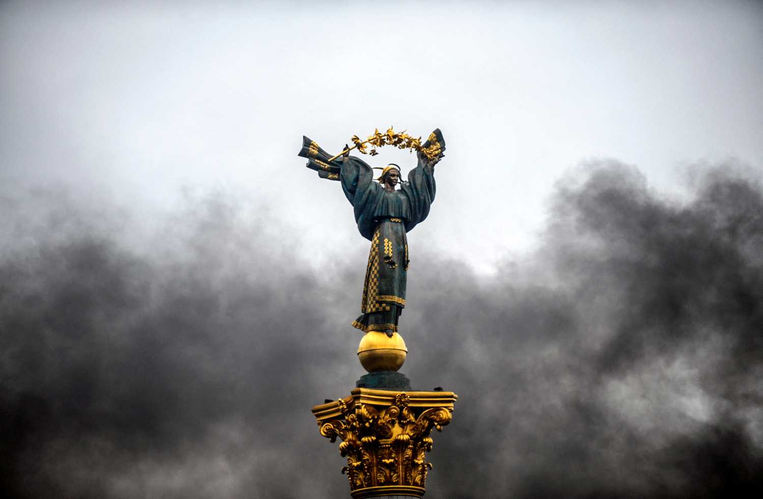 A picture taken on February 20, 2014 shows the Maidan Nezalezhnosti monument (Independence Square) in central Kyiv.
