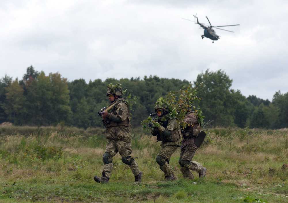 Ukrainian servicemen take part in the joint Rapid Trident military exercises with the United States and other NATO countries nor far from Lviv on September 24, 2021, as tensions with Russia remain high over the Kremlin-backed insurgency in the country's east.