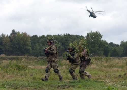 Ukrainian servicemen take part in the joint Rapid Trident military exercises with the United States and other NATO countries nor far from Lviv on September 24, 2021, as tensions with Russia remain high over the Kremlin-backed insurgency in the country's east.