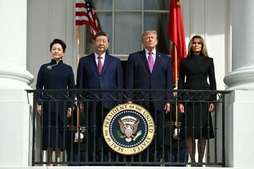(L/R) China's First Lady Peng Liyuan, China's President Xi Jinping, US President Donald Trump and US First Lady Melania Trump stand on the Blue Room balcony of the White House to watch an exhibition of the US Marine Corps Silent Drill Platoon, in Washington, DC, on September 24, 2026. President Xi is on a State visit to the United States from September 23 to 25.